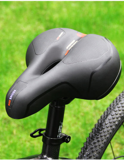 Comfortabel fietszadel met CloudComfort technologie, zacht en ademend, universele pasvorm, geschikt voor alle fietsmodellen.