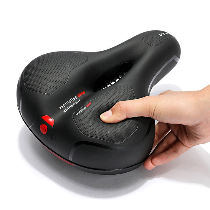 Comfortabel fietszadel met CloudComfort technologie, zacht en ademend, universele pasvorm, geschikt voor alle fietsmodellen.