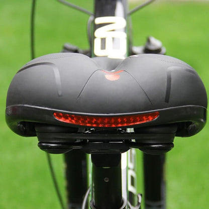 Comfortabel fietszadel met CloudComfort technologie, zacht en ademend, universele pasvorm, geschikt voor alle fietsmodellen.