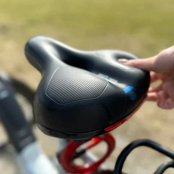Comfortabel fietszadel met CloudComfort technologie, zacht en ademend, universele pasvorm, geschikt voor alle fietsmodellen.