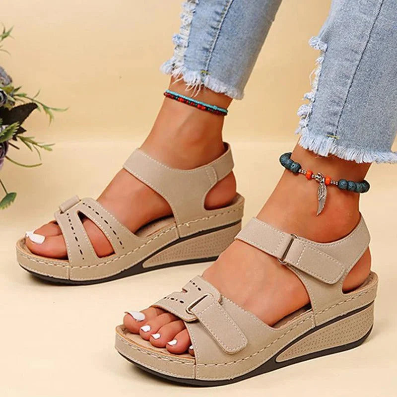 Comfortabele orthopedische damessandalen, verstelbare pasvorm, zachte zool, diverse kleuren zoals beige, geel, rood, zwart.
