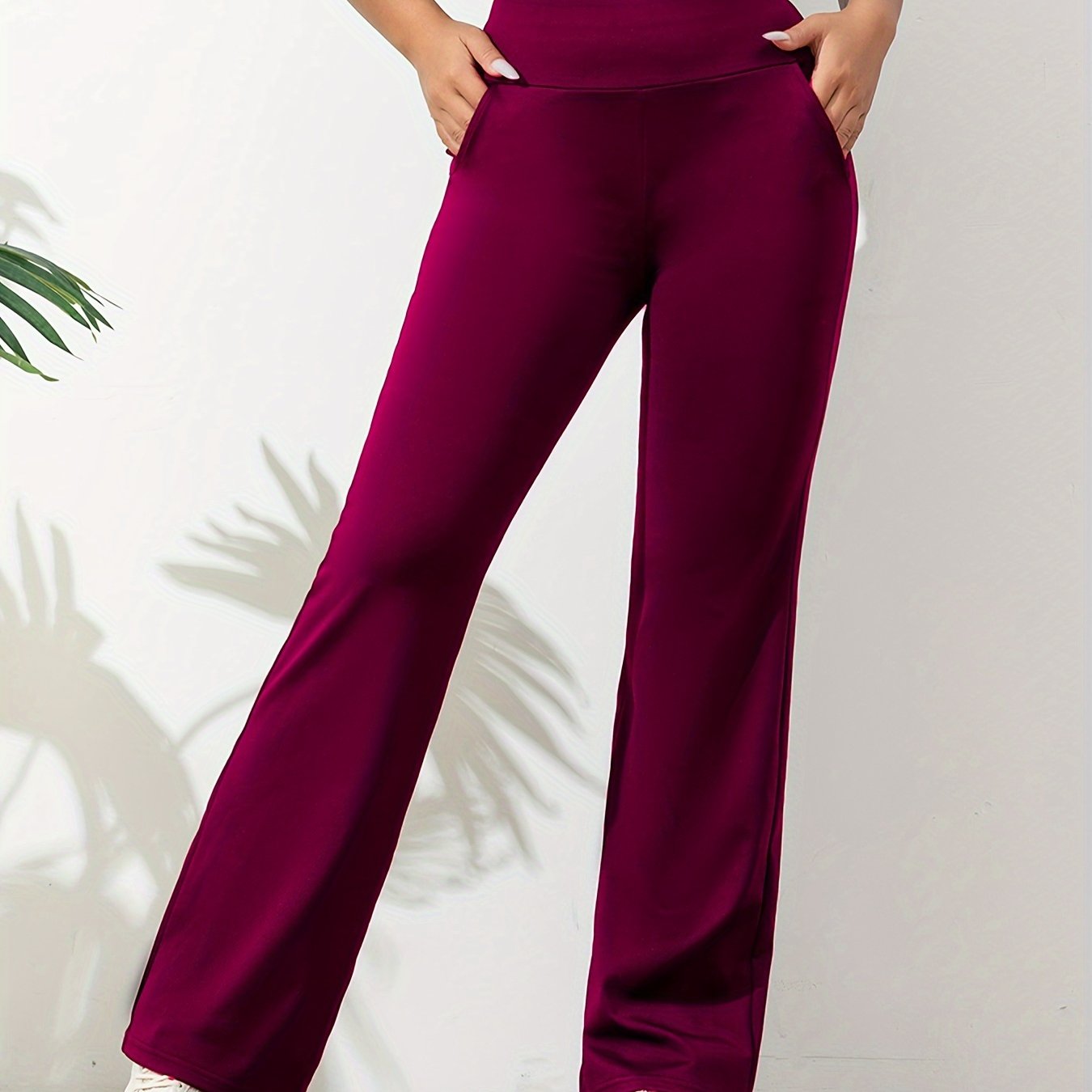 Praktische dames sportlegging, flared model met hoge taille en zakken. Perfect voor yoga & ontspanning.