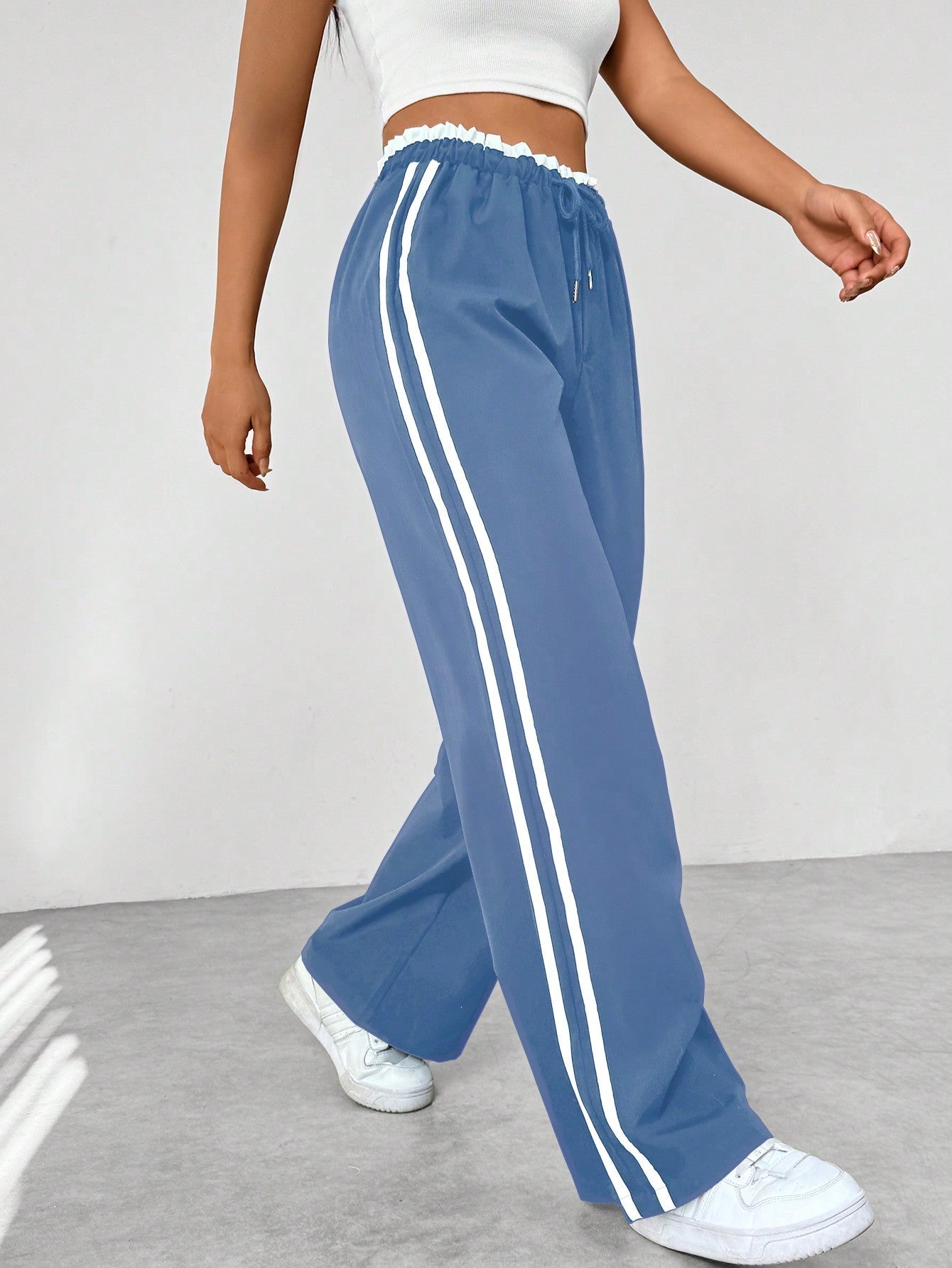 Dames sportieve wide-leg broek met trendy zijstrepen en elastische taille, perfect voor casual comfort.