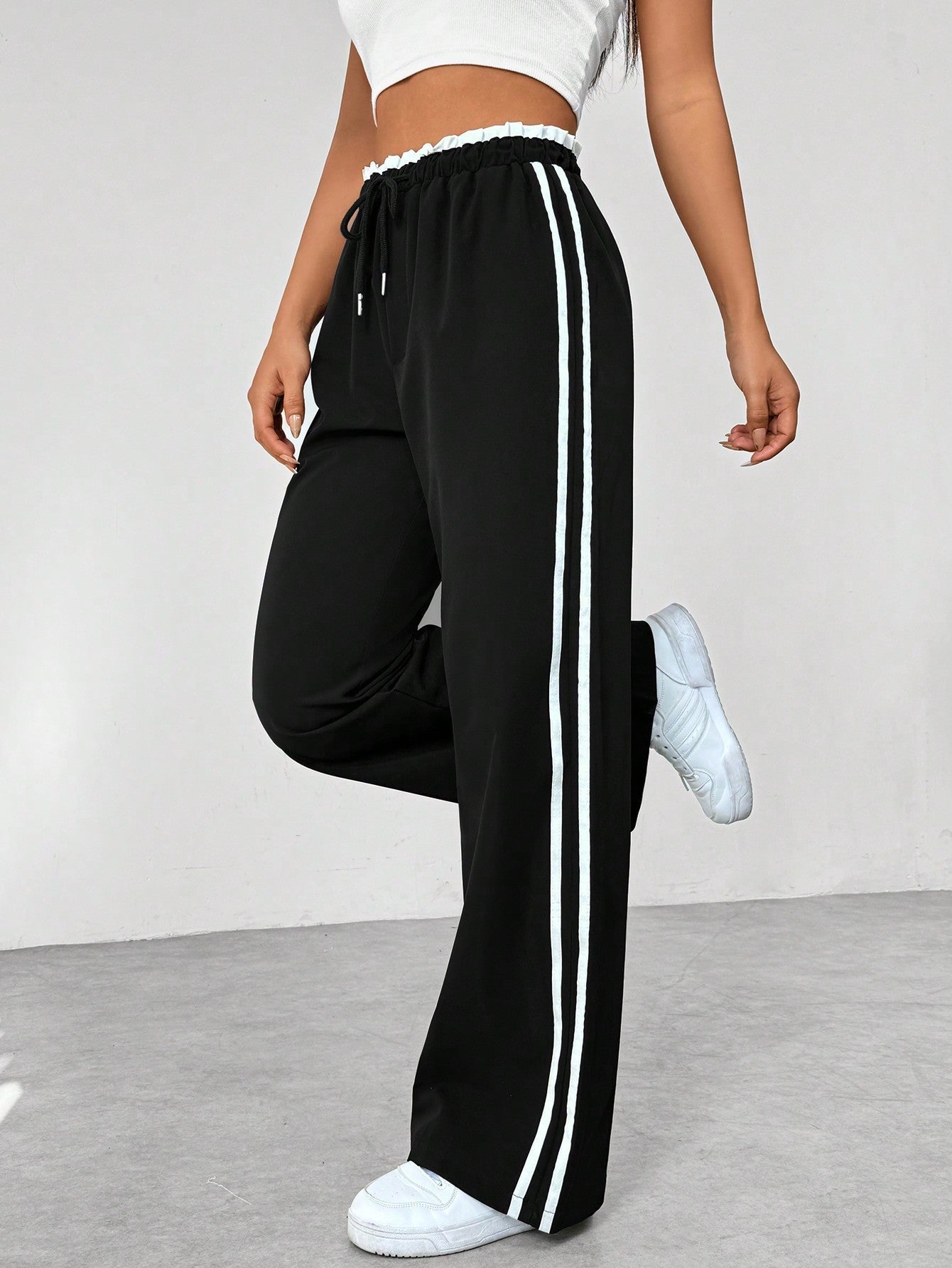 Comfortabele wide-leg damesbroek, ideaal voor streetwear en vrije tijd. Met trendy strepen.