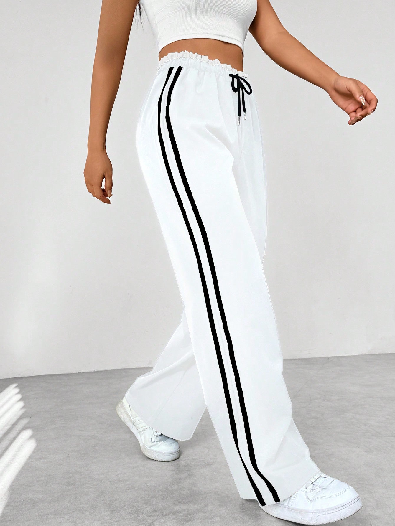 Elastische taille van de wide-leg damesbroek, biedt comfort en een sportieve pasvorm voor dagelijks gebruik.