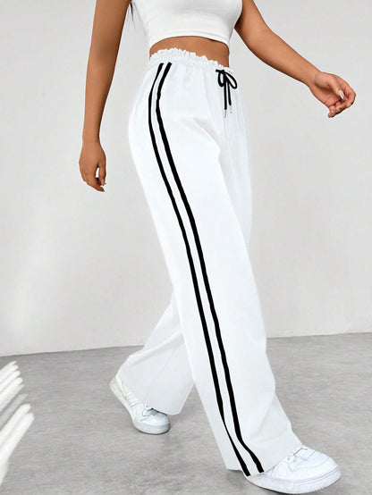 Elastische taille van de wide-leg damesbroek, biedt comfort en een sportieve pasvorm voor dagelijks gebruik.