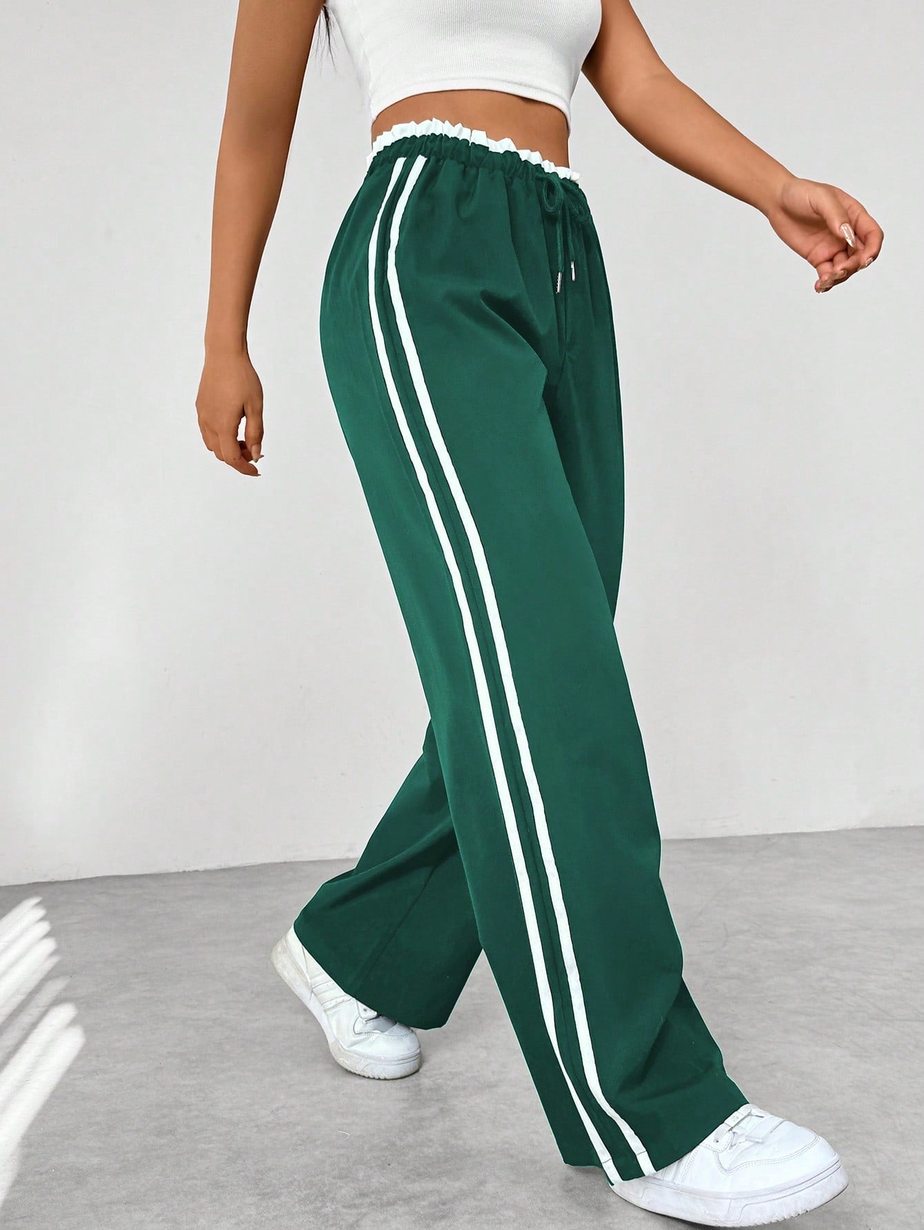 Zachte stof van deze comfortabele wide-leg damesbroek, met sportieve strepen voor een modieuze look.