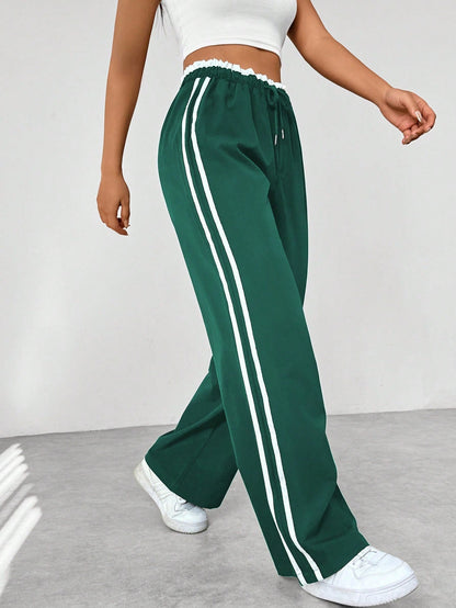 Zachte stof van deze comfortabele wide-leg damesbroek, met sportieve strepen voor een modieuze look.