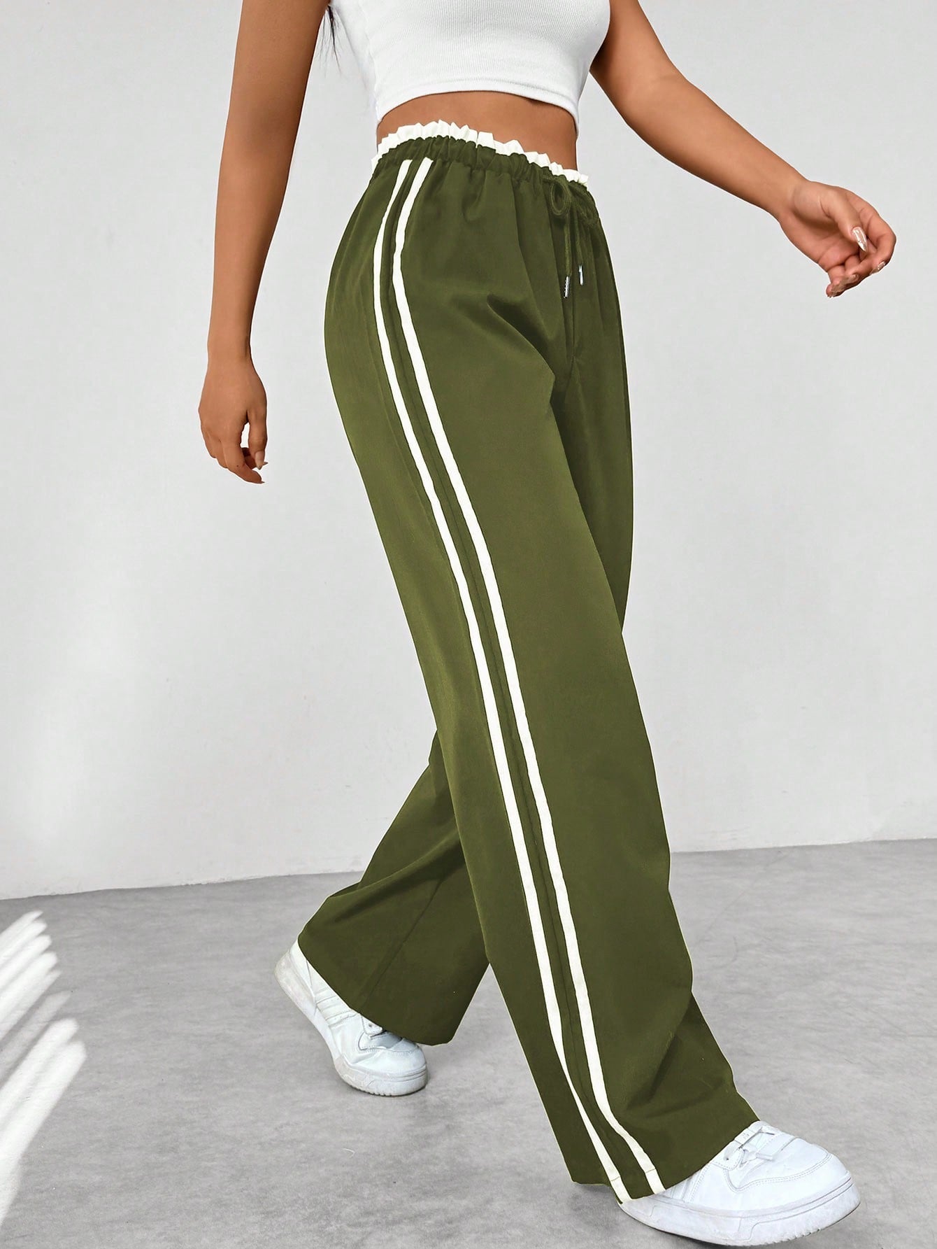 Vrijetijdsbroek voor dames: sportieve wide-leg broek met trendy strepen, ideaal voor casual gelegenheden.