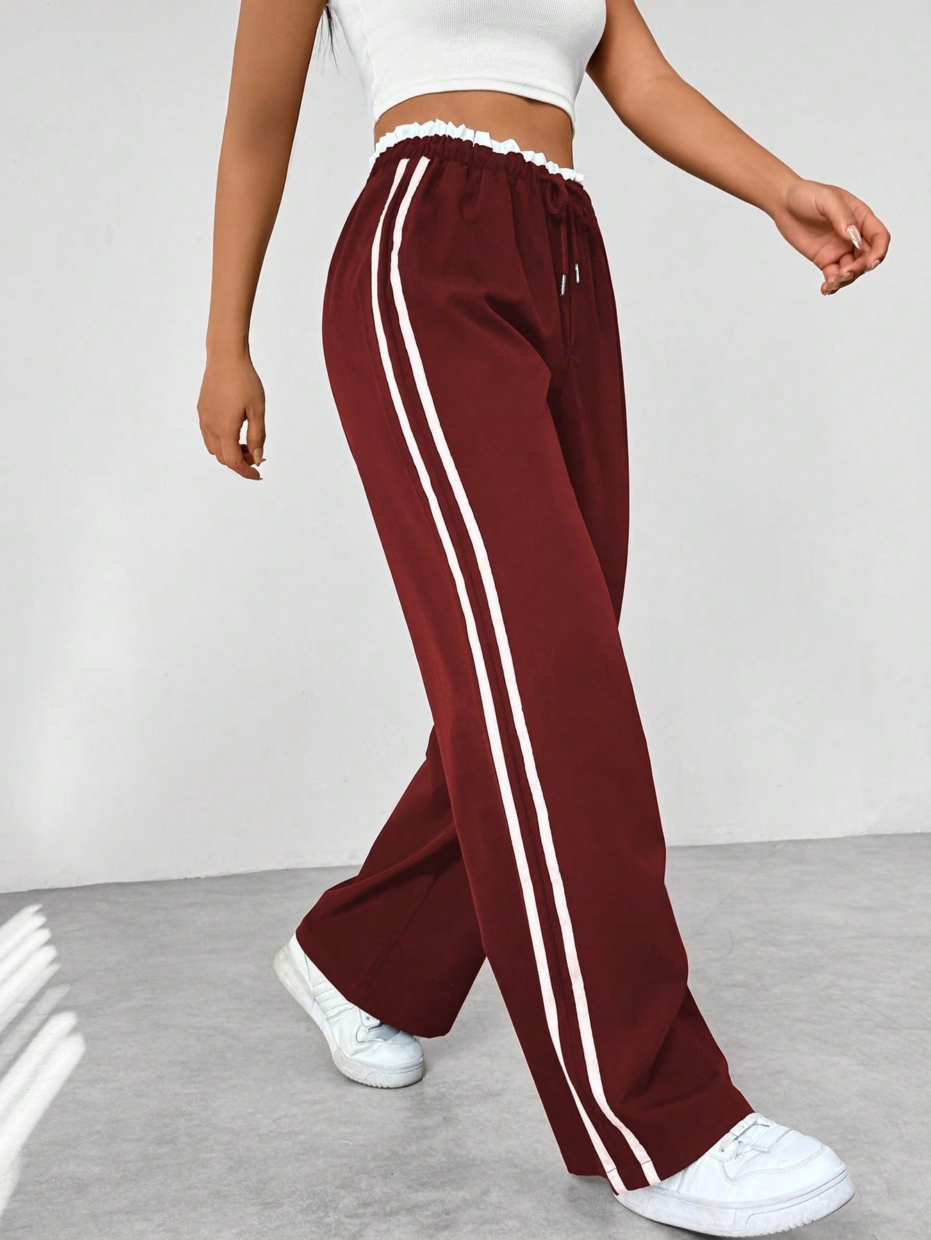 Trendy wide-leg broek voor dames, sportief en comfortabel, met opvallende strepen langs de zijkant.