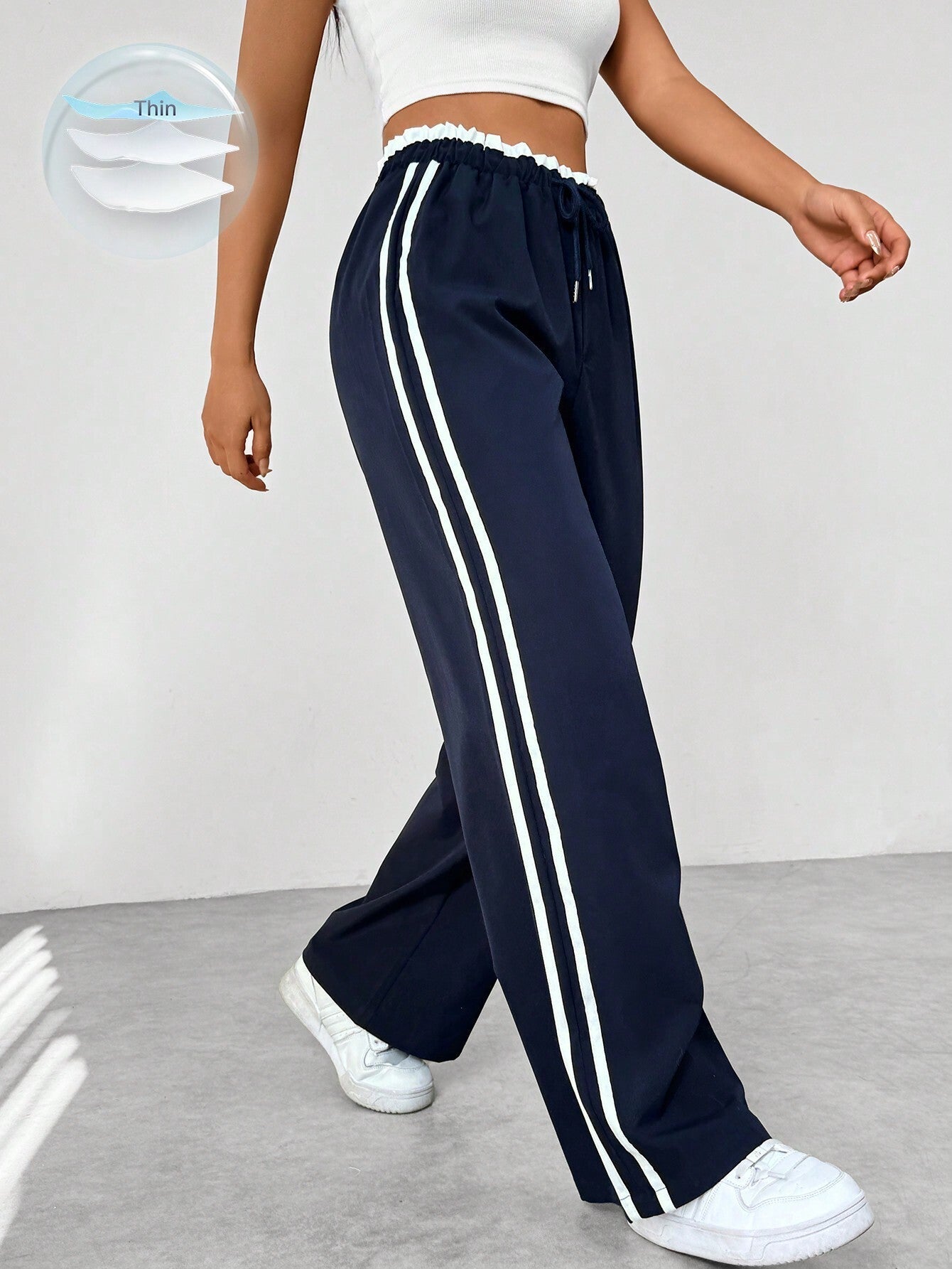 Modieuze sportieve wide-leg damesbroek met strepen, elastische taille en comfortabele pasvorm.