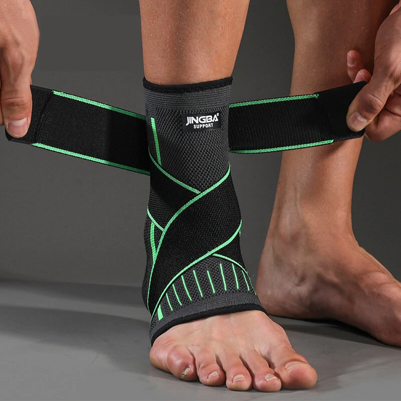 "Groene enkelcompressiebandage, verstelbare pasvorm, ademend materiaal voor optimale pijnverlichting en ondersteuning."