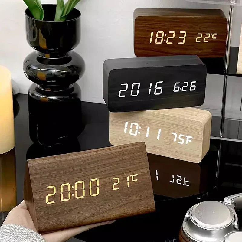Moderne digitale wekker met houtlook LED display, perfect voor slaapkamer of kantoor.