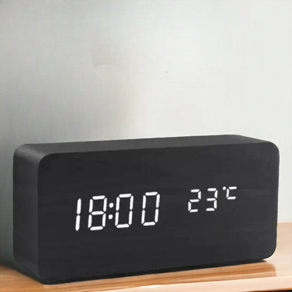 Slimme wekker met spraakbesturing, houtlook en LED display voor tijd en temperatuur.