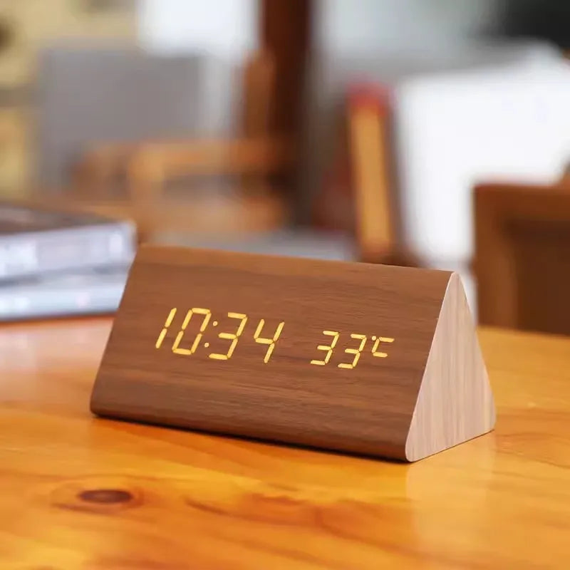 Compacte digitale klok met helder LED display, ideaal als tafel- of bureauklok.