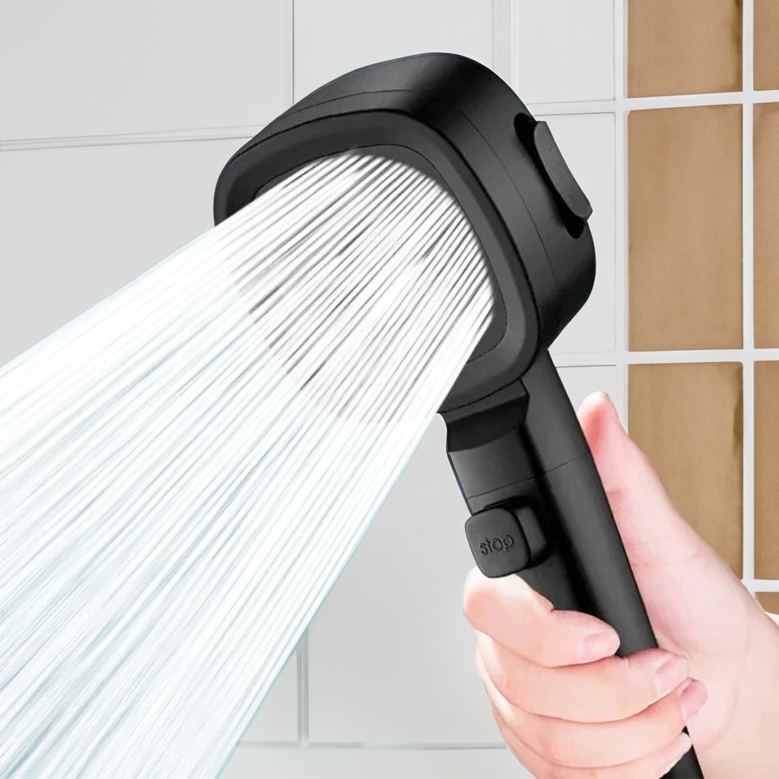 "Zilveren douchekop AquaPulse met hoge druk en verstelbare spraymodi, gestroomlijnd modern ontwerp voor luxe douche-ervaring.