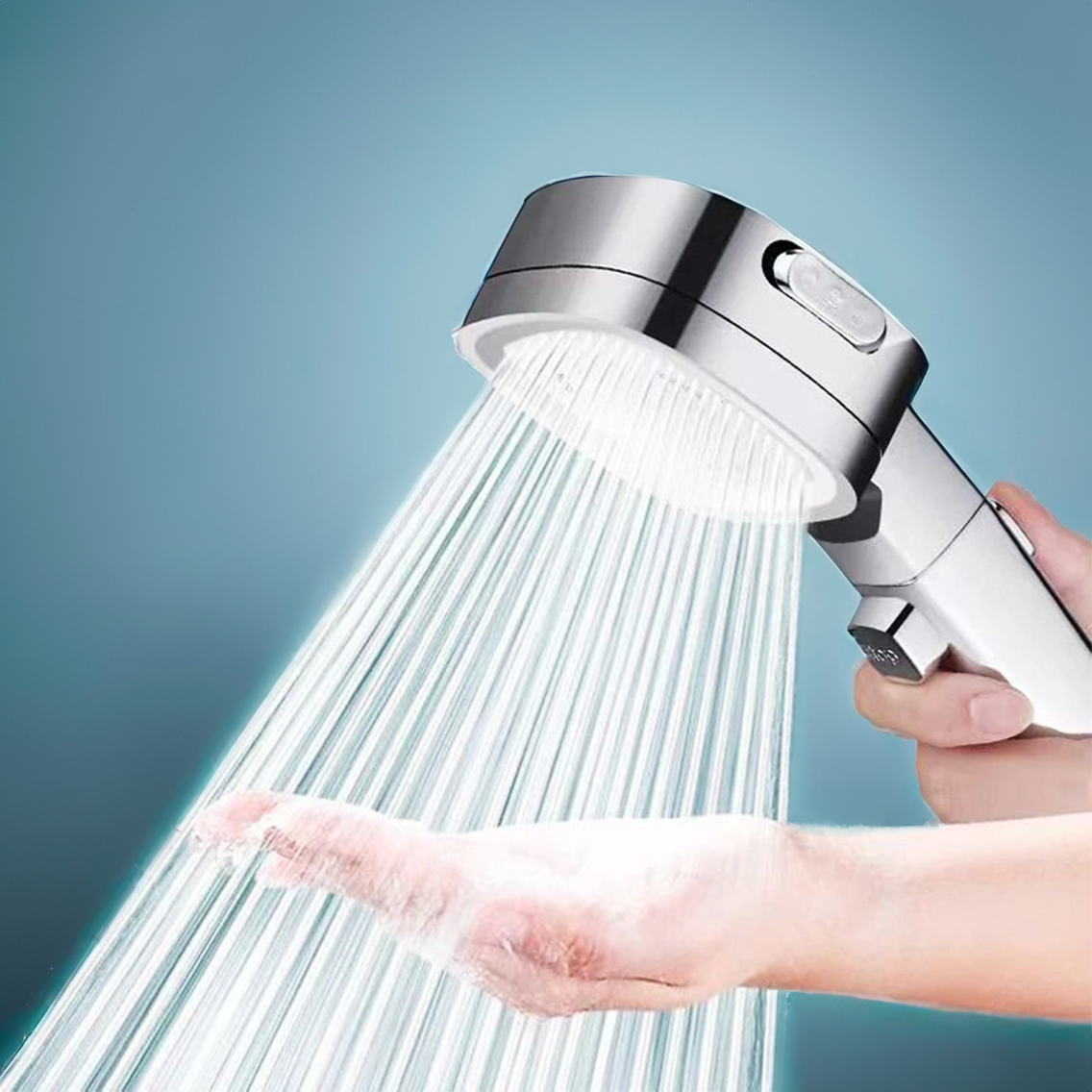 "Zilveren douchekop AquaPulse met hoge druk en verstelbare spraymodi, gestroomlijnd modern ontwerp voor luxe douche-ervaring.