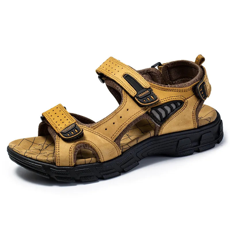 Heren dragen orthopedische sandalen tijdens het wandelen, genietend van comfort en steun op een zomerse dag.