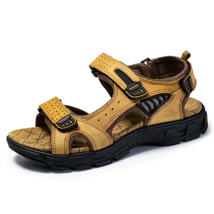 Heren dragen orthopedische sandalen tijdens het wandelen, genietend van comfort en steun op een zomerse dag.